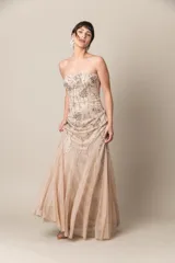 Vestido de tul bordado en lentejuelas, con diseño strapless y falda fluida.