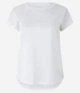 Remera deportiva blanca de microfibra leve con cuello redondo, mangas cortas y bajo redondeado.