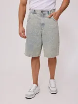 Bermuda de jean celeste con efecto lavado, corte recto y largo a la rodilla. Confeccionada en denim 100% algodón.