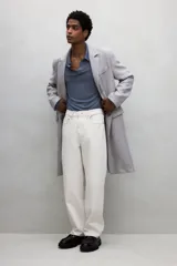 Pantalón de jean color crudo, de tiro alto, corte recto y relaxed fit.