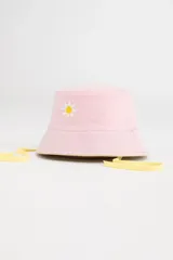 Gorro tipo bucket de color rosa con cordones amarillos y bordado de margarita blanca en el frente.