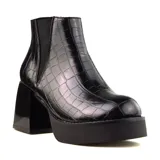 Botín Chelsea negro con plataforma y taco cuadrado. El exterior es de cuero sintético con textura de cocodrilo y elástico en los laterales.