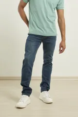 Pantalón deportivo de corte ajustado color azul oscuro, con diseño clásico.