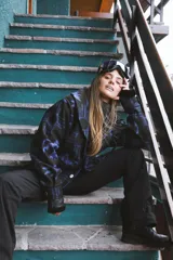 Cárdigan con estampado navajo en tonos azul y negro, con cuello solapa y cierre frontal con botones.