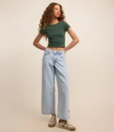 Blusa verde oscuro de algodón acanalado, corte ajustado y cuello redondo.