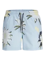 Short de baño celeste con estampado de flores blancas, amarillas y verdes. Tiene cintura elástica con cordón ajustable, bolsillos laterales y logo de la marca en la pierna derecha.