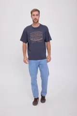 Camiseta azul marino de manga corta y cuello redondo con estampado frontal en color dorado que dice 'Superior Quality D.N.M. Jack & Jones Denim Company Est. 1990'.