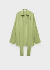 Camisa verde manzana de gasa con lazo en el cuello, corte recto y diseño oversize.