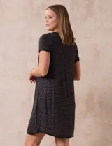 Camisón corto de tejido suave con estampado floral en tonos celeste y azul. Tiene mangas cortas, escote redondo con ribete gris y detalle plisado en el delantero.