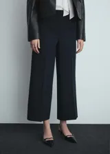Pantalón de vestir azul marino, de corte palazzo y tiro medio.