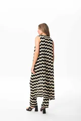 Chaleco largo de hilo con spandex, color negro con patrón zig zag dorado.