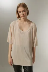 Blusa negra de poliéster con textura plisada y escote en V.