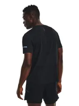 Remera deportiva gris jaspeado de corte clásico, con cuello redondo y mangas cortas. Confeccionada con tejido de punto transpirable y tecnología seamless para mayor comodidad.