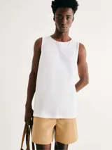 Musculosa azul de corte clásico, con cuello redondo y sisas amplias.