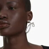 Aros de aro bañados en rodio con cristales transparentes en talla de pera y talla cuadrada.