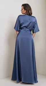 Vestido largo azul de satén, con escote en V cruzado, mangas kimono cortas y lazo en la cintura.
