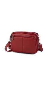 Bandolera negra de cuero sintético con doble bolsillo principal, un bolsillo frontal y trasero. Incluye correa ajustable.