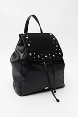 Mochila negra de símil cuero texturizado con tapa en acabado gamuzado, decorada con apliques de tachas metálicas. Tiene asa superior y correas regulables.