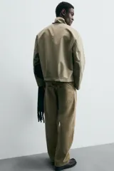 Pantalón de jean color verde oliva, corte balloon fit, con cinco bolsillos, efecto lavado y costuras giradas hacia adelante.