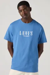 Remera celeste de corte recto con cuello redondo y logo de Levi's estampado en blanco en el pecho.