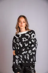 Sweater de punto color crudo con estampado animal print marrón.