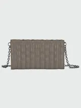 Bandolera Longchamp modelo Brioche, color gris topo con diseño acolchado y correa de cadena metálica.