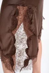 Vestido midi marrón satinado con breteles finos y detalles de encaje en escote y ruedo.