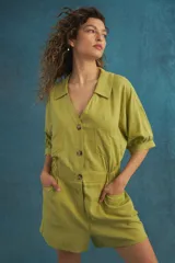 Mono corto color verde lima con cuello camisero, cierre frontal con botones, mangas cortas con puños elásticos, cintura elastizada y bolsillos laterales.