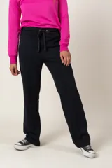 Pantalón deportivo recto de algodón color rojo, con cordón para ajustar en la cintura.