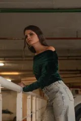 Top de terciopelo verde esmeralda con escote off-shoulder y mangas largas fruncidas.