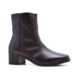 Bota corta de cuero color marrón con taco bloque y punta cuadrada.