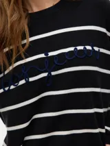 Sweater tejido azul marino con rayas horizontales color crema y bordado de la palabra "bonjour" en el frente.