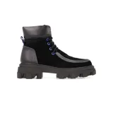 Botas de caña media color marrón de cuero gamuzado, con suela track y cordones rojos.