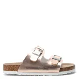 Sandalia plateada con dos tiras anchas con hebillas ajustables, plantilla de corcho y suela de goma.