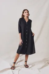 Vestido camisero midi negro con botones frontales y mangas 3/4.
