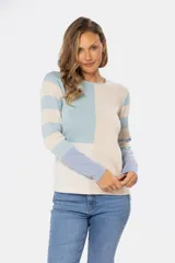 Buzo de tejido fino con diseño de bloques de color en beige, rosado y azul, y mangas con rayas horizontales en beige y rosado. Confeccionado en algodón, de manga larga y cuello redondo.