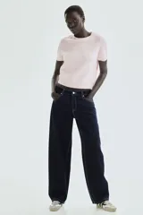 Remera rosa de punto fino con cuello redondo y mangas cortas.