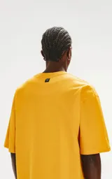 Remerón amarillo de corte extra oversize con hombros caídos, cuello redondo rib al tono y doble costura.