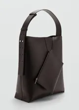 Bolso negro de diseño minimalista, con asa larga y estructura rectangular.