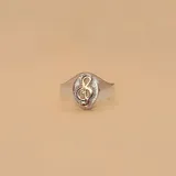 Anillo de plata 925 con aplique de oro 9k con forma de clave de sol.