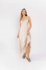 Vestido largo de satén color gris oscuro, con breteles finos y escote en V.