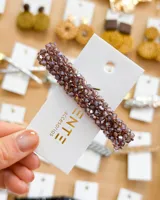 Broche para el pelo con cuentas facetadas color marrón.