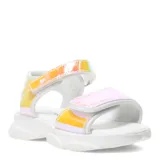 Sandalia blanca con tiras tornasol y ajuste con velcro.