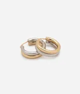 Par de caravanas pequeñas con forma de aro, con dos capas en metal plateado y dorado.