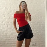 Body rojo con escote off-shoulder y mangas cortas con frunces.