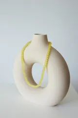 Collar corto de cuentas redondas de vidrio color naranja.