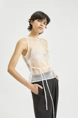Top blanco de organza de seda, sin mangas, con tira para atar en la espalda y corpiño de microfibra incorporado.
