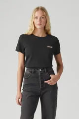 Remera negra de corte estándar con logo de la marca Levis en el pecho.