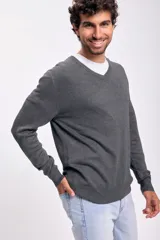 Sweater gris de tejido de punto con escote en V.