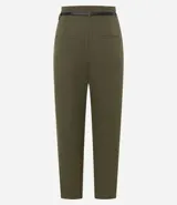 Pantalón de vestir azul marino, de corte zanahoria, con cinturón fino negro con hebilla dorada.